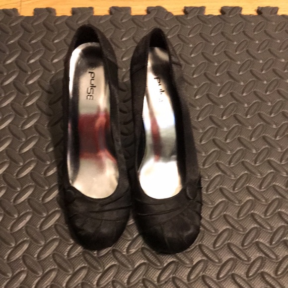 Cute black shiny satin rounded toe heels - Picture 2 of 4